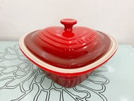 全新未拆封正品 LE creuset 經典火焰紅  心型 造型陶瓷鍋  32cm   2.5 公升 『含盒子  』 （ 可裝冷或熱，適用於烤箱或微波爐；但不可直火，不可加熱於瓦斯爐或電磁爐）