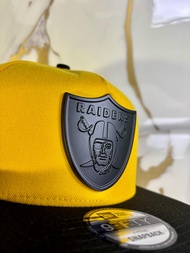 Topi New Era Las Vegas Raiders Yellow 60th Anniversary Metal Badge 9Fifty