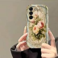 เคสโทรศัพท์ป้องกันขอบจอคลื่นลายแจกันดอกไม้สีชมพูและสีน้ำเงิน ตกแต่งด้วยผีเสื้อและลวดลายใบไม้สีเขียว 