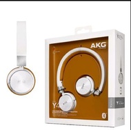 AKG Y45BT 這款折疊式耳罩式藍牙耳機，是讓您隨心所欲享受高品質音效的最佳夥伴，它是 AKG 最優質的一項產品，具備專業品質的音效、更擁有功能強大的無線藍牙 (Bluetooth®) 技術以及免持功能，讓您隨心所欲地做任何事。有一點小瑕疵（裂痕）絕對不影響使用！所以直接低於市價優惠給喜歡的您！小瑕疵照片請參考第五張照片！AKG 於 1947 年在維也納成立，由 Dr. Rudolf Goerike 和 Ernst Pless 攜手共創。成立之初只由五名員工親手製作產品