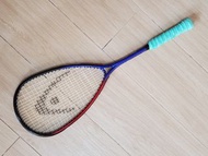 這是一隻著名的奧地利運動品牌 HEAD（海德） 所推出的壁球拍（Squash Racket）。以下是這隻球拍的詳細介紹： 

​1. 基本資訊與品牌

​品牌：HEAD（海德），拍身標有 "Desig