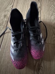 Adidas Predator 足球鞋