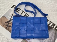 💕折扣 💕  BV經典款高級顯白大格編織寬肩帶Cassette斜挎包 克萊因藍 | Bottega Veneta Classic Large Plaid Woven Wide Strap Casset
