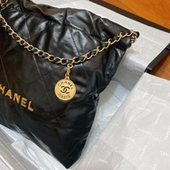 CHANEL 22 bag. 黑金小號