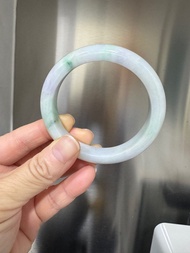 翡翠A貨糯化種帶綠玉手鐲，圈口57-58mm（1.5-155）左右，寬11mm左右