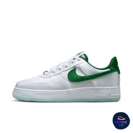 [ของแท้ ส่งฟรี PRE-ORDER] NIKE W AIR FORCE 1 '07 ESS SNKR [#101WHT/SPRTGN] WDX6541 23.5cm