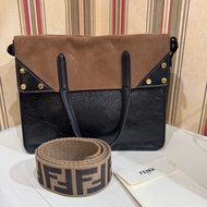 FENDI 麂皮拼油臘皮，大logo肩帶