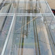 Kanopi dengan atap transparan