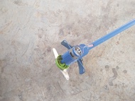 Máy cắt cỏ mô tơ điện 775 mạnh mẽ dùng để cắt tỉa sân vườn.