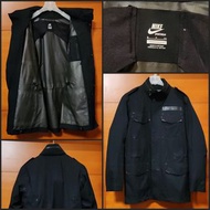 nike nsw m65 goretex men jacket 男裝防水防風褸 外套 單層無裡設計，領內收藏帽兜。布料輕柔，摺疊纖巧，只有 380 gm 重量，適合全年，夏天，雨天穿著。啞面 黑色 m