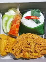 Nasi Box Nasi Kuning Ayam Bakar, Kremes, Geprek, Cabe Ijo, Lada Hitam nUg