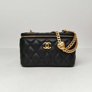 CHANEL 23P長盒子化妝包帶鏡子16黑色荔枝牛皮鐳射標金扣愛心金球肩帶肩背包