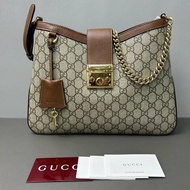 Gucci/古驰 Padlock锁扣包，米色拼乌木色老花帆布，棕色皮革滚边，金色五金配件，可手提单肩斜挎，配可调节链条肩带。配件：册子 尺寸：32*5.5*24CM