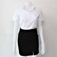 เสื้อนักศึกษาหญิง สีขาวขุ่น ทรงเข้ารูป และทรงบอย