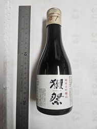 日本獺祭純米大吟釀45，180ml，15%，一支，送 Evan Williams Bourbon 不銹鋼酒壼，容量：7盎司，一個