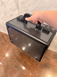 出三卡位透明顶PSA/BGS评级卡收纳箱，黑色碳纤维纹理，手提款，带海关密码锁，内部软海绵分隔层，上层3卡位，下层3长卡槽，空间大，能放不少卡牌，锁扣牢固，拿出去也方便。适合存放PSA/BGS评级卡、
