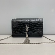 YSL Kate中號黑銀鱷壓紋流蘇鏈條包