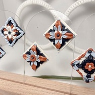 鄭王廟，耳針式耳環，鄭王廟磁磚圖案，淺色花朵，白色基底。