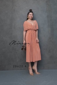 (นางแบบใส่ชุดขาย) EvenT PleaT DreSS เดรสพลีท เดรสอกไขว้คอวี เดรสดีไซน์เก๋ เดรสอัดพลีท ปกพับปีกใหญ่ ด