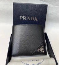 PRADA 最新款 十字紋男款雙咭短款銀包，size-11*9.5，有盒可送禮