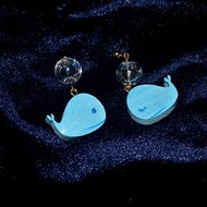 我是一隻魚 短款藍色珠光小鯨魚 幻彩玻璃球 耳環耳夾 手繪木製