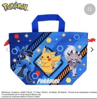 呢個索性保溫袋， 啱晒小朋友帶飯帶小食返學校， 今年出咗四款公仔圖案，僅有一款啱你嘅小朋友😍  Pokemon Hello kitty  Kuromi Cinnamoroll  Drawstring 