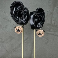 八哥犬x皮革小玫瑰耳環【巴哥犬】