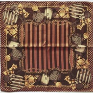 Fendi 絲巾，飾有經典手袋圖案與 Pequin 條紋，以及巴洛克花卉圖案，尺寸 23 x 23 英吋