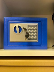 小型電子密碼保險箱 - 高17 x 深17 x 寬23 cm （其他門市賣$479 - 看圖）