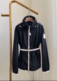 正品 Moncler 2020新款女士風衣～ 這款是輕薄短款，可防風防水，也可做衝鋒衣，帶彈力可調節腰帶，也可修飾身材 也可摘掉寬鬆休閒，連帽設計可折疊立領穿，黑白撞色更顯年輕，新款logo換成日本氨