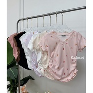 V-Neck T-Shirt With Ruffled Details On The Sides Uniqlo Fabric Soft And Comfortable To Wear.