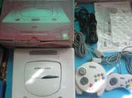 SEGA SATURN 原裝日製主機完整一組附原裝圓盤格鬥手把，書盒完整，外盒序號相同.讀取順暢.圖片內容為實物.