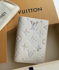 LV Passport Cover Cute Passport Holder 夢幻漸變色證件套 LV護照夾 卡包