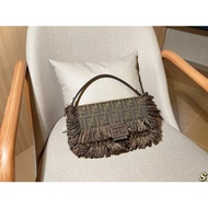 FENDI Gift Box Packaging/Baguette Bag Classic Presbyopic Tassel Baguette Baguette
Portable Crossbody