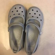 Crocs 女生灰色平底鞋