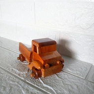 Hiasan dinding miniatur truk dari kayu