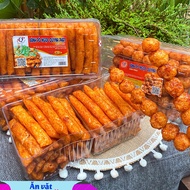 BIG BOX PIE CAKE WITH DROP GA - Large box of po quai cake with many types of stir-fry/skewers/balls/