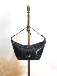 【VintageShop solo 日本直送中古包專賣店】Salvatore Ferragamo Gancini 手提包 黑色 經典圖紋 漆皮 vintage 古董 46khvf