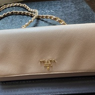 Prada saffiano metal  WOC 皮革鏈帶雙釦式長夾 （米色）