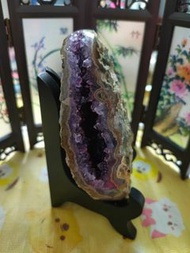 紫水晶洞名副其實的money clip巴西深紫 超薄皮  101✘80✘36mm   深58mm招財 招人緣  連木架 338元 包順豐3種擺法天然產物有冰裂、棉絮或礦缺屬天然現象，完美主義者請看清楚