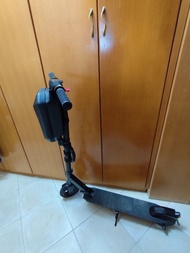 黑色摺疊電動滑板車