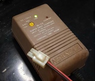 Newstar NC-789A Ni-CD 充電器，適用於 7.2V、8.4V 和 9.6V 電池。輸入電壓為 AC 110-120V/200-240V，充電時間約 1 小時。配有指示燈，方便查看充電