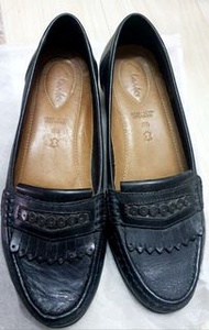 Clarks 黑色皮質流蘇便士樂福鞋