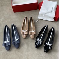 特價🉐 正品 Salvatore Ferragamo 新款蝴蝶結平底鞋～3️⃣色～ 這款的鞋頭可以很好地修飾腳型👍🏻 面料是牛漆皮，內里墊腳是羊皮，真皮大底！上腳散發出高貴典雅的氣質💖  Size：4