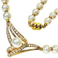 สร้อยคอไข่มุกอะโกย่า POLA 6.8-8.3 มม. เพชร 0.59 กะรัต ทอง 18K 33.3 กรัม ยาว 39 ซม. สำหรับผู้หญิง มือ