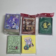 阿塞蘿拉（Acerola）、奇樹（Nanjamo/泡泡）、班基拉斯（Tyranitar）與皮卡丘等熱門角色的牌組保護套及收納盒。