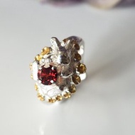 懷抱寶石的花園白兔戒指 石榴石