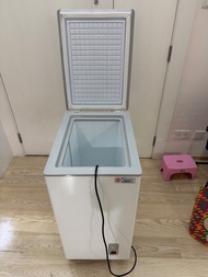 白色小型儲物冰櫃