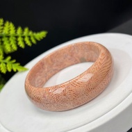 精品 粉色珊瑚玉手鐲 57MM 冰潤高瓷玉化 大花鳳尾紋 脈輪異性緣