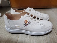 24CM Hush Puppies 米白色休閒鞋 女裝鞋